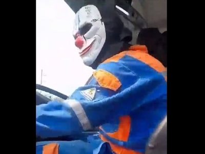 Se disfraza de payaso y con otros encapuchados intenta robar un autobús en Bogotá