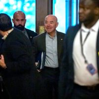 Senadores siguen negociando sobre seguridad fronteriza; Trump habla de pureza de "sangre"
