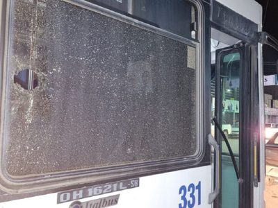 Atacaron a piedrazos a un colectivo en Centenario y una pasajera resultó herida