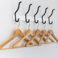 Si tenés perchas de madera viejas o rotas, no las tires: creá este coqueto mueble para apoyar cosas