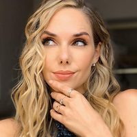 "¡Cuidado!" Julieta Nair Calvo posó con un extraño objeto sobre su... ¡Mira!