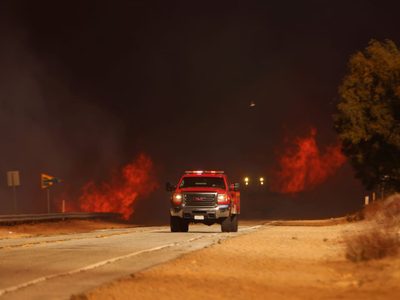 Más de 50 mil personas bajo órdenes o aviso de evacuación por incendio al norte de Los Ángeles