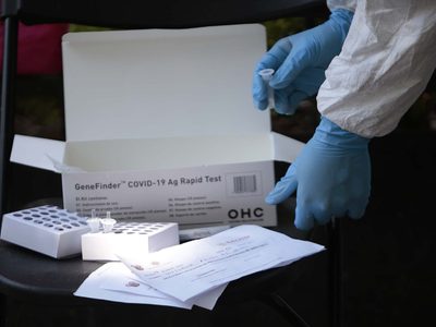 Un estudio confirma que ómicron es menos eficaz para causar enfermedad grave que otras variantes