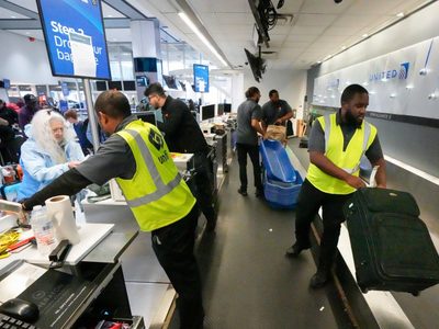 EU emite normas para obligar a aerolíneas a dar reembolsos en efectivo por vuelos demorados