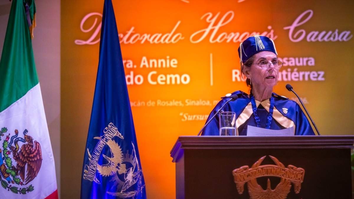 Annie Pardo Cemo durante la ceremonia en la Universidad Autónoma de Sinaloa
