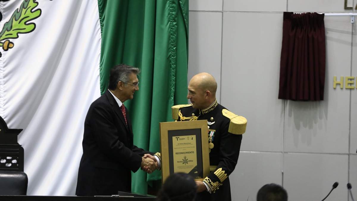 Devela gobernador letras de oro en el Congreso de Tamaulipas por el bicentenario del Colegio Militar