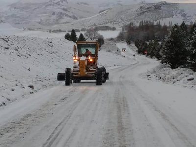 Operativo invierno: equipos desplegados en rutas de Neuquén por acumulación de nieve y baja temperatura
