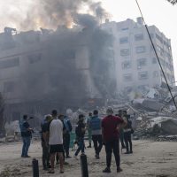 Bombardeos entre Israel y Hamás han matado a 34 reporteros