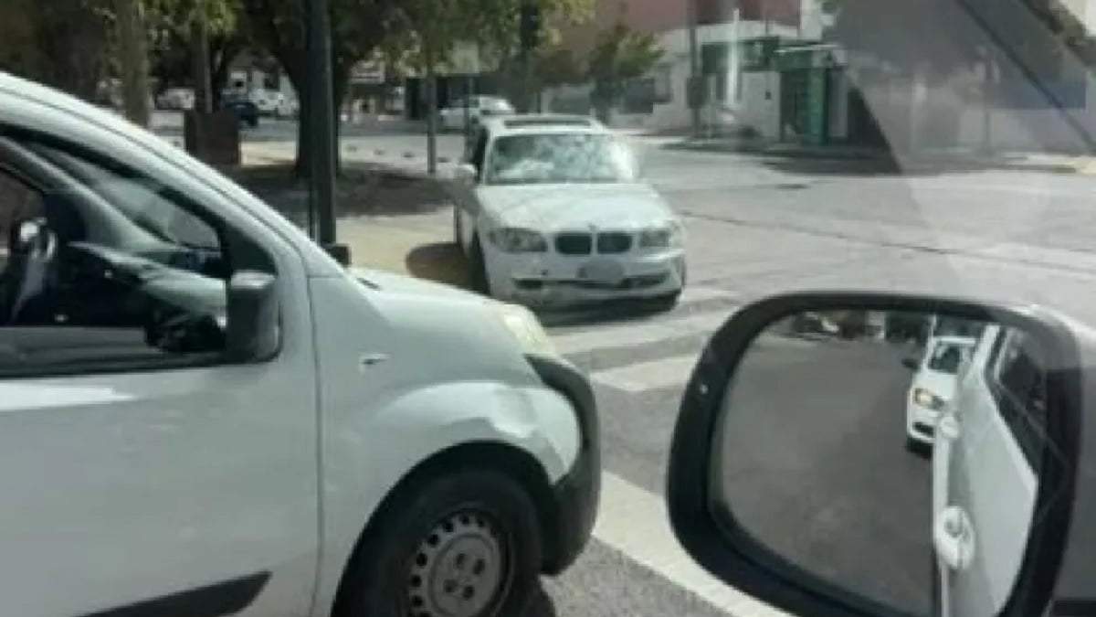 El BMW quedó sin sus ocupantes tras golpear contra un cordón de vereda. Fuente (X)
