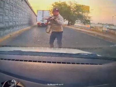 Cámara de un vehículo capta el secuestro de sus ocupantes en Jalisco (Video)