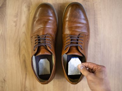 El truco casero y fácil para eliminar el mal olor en tus zapatos