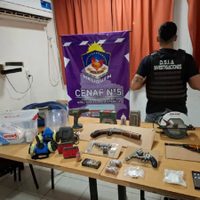 Encuentran armas y cocaína durante allanamientos en Rincón de los Sauces