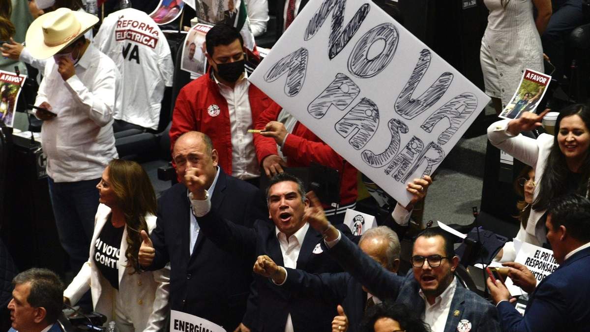 Diputados de oposición en la sesión donde se debate la reforma eléctrica