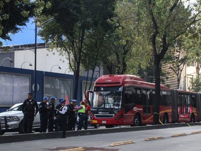 Metrobús atropella y mata a un hombre en Reforma e Insurgentes