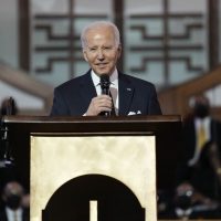 Biden dice que la democracia se encuentra en momento peligroso