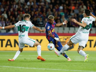 Barcelona gana 3-1 al Elche y se mantiene segundo en LaLiga