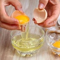 No tires las claras de huevo, con lo caros que están: hacé este dulce ideal para la hora del té