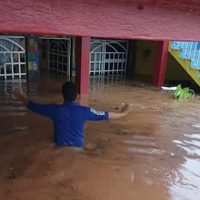 Tabasco "se ahoga" por torrenciales lluvias y avizoran complicado fin de semana