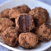 Trufas de cacao amargo versión fit: con un sabor a gloria y sin sentir culpa por comerte un dulcito