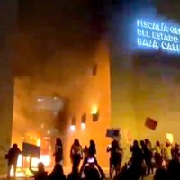Marchan en Mexicali contra feminicidios y desapariciones; prenden fuego a fiscalía