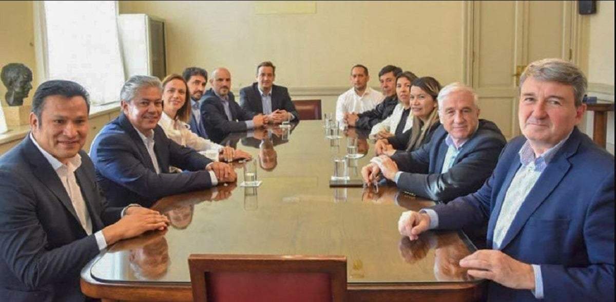 Funcionarios nacionales y de la provincia de Neuquén en la firma de los convenios. Fuente: (Nqn Digital)
