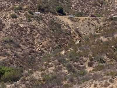 Cae camión de militares a barranco en Ensenada, Baja California; muere un cabo de infantería