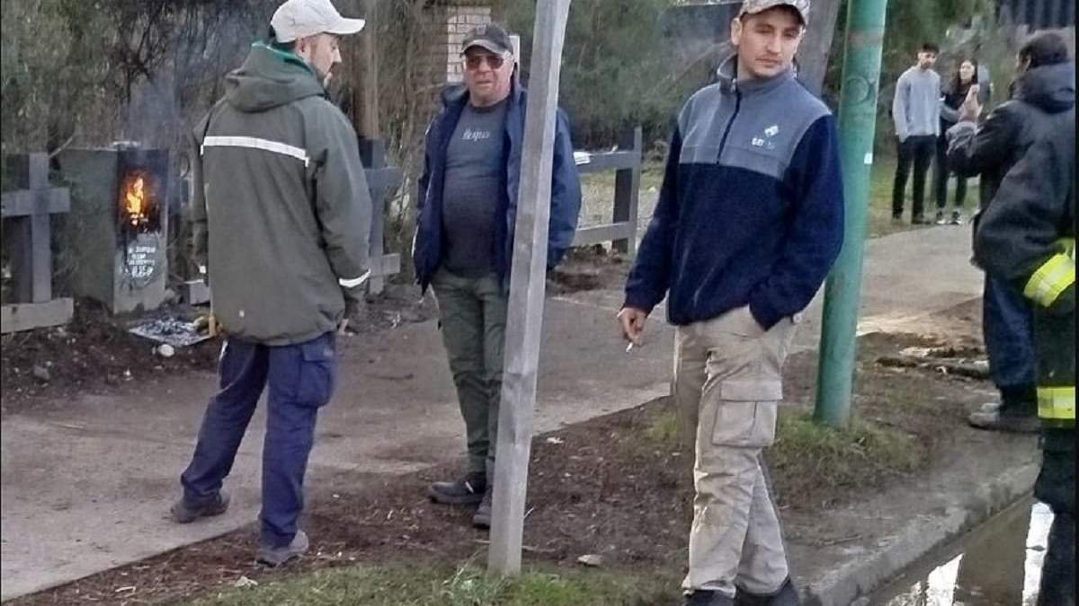 Operarios de EPEN en el lugar donde se produjo la explosión de la bornera. Fuente: (La Angostura Digital)