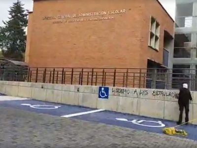 Toman oficinas de la UNAM para exigir liberación de estudiante detenido