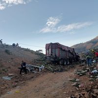 Vuelca torton cargado de flores en Nayarit; mueren 3 menores y 5 adultos