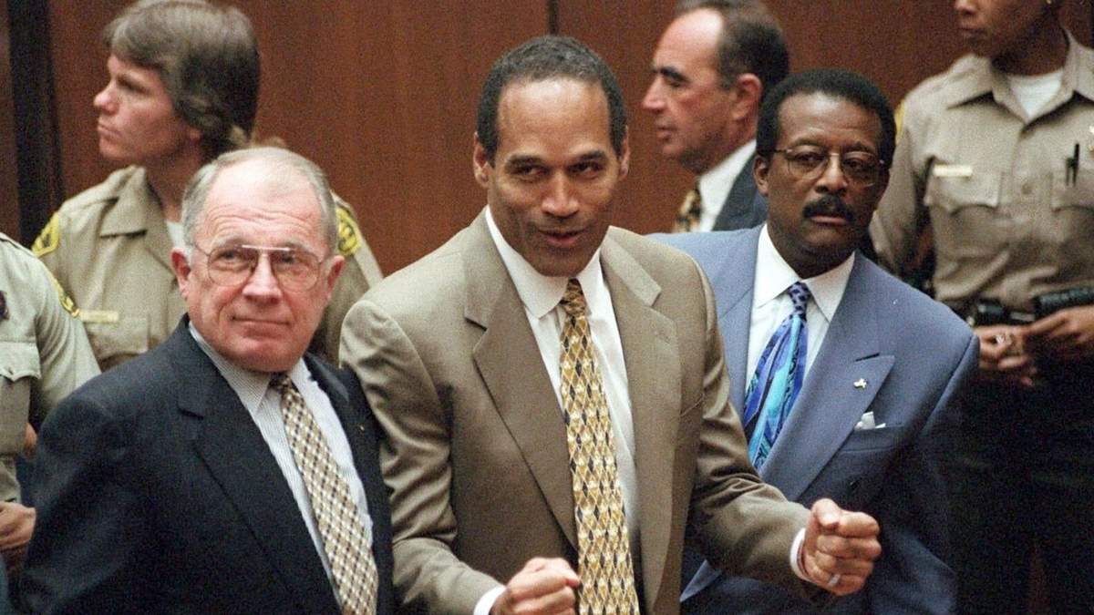 ARCHIVO - En esta foto del 3 de octubre de 1995, O.J. Simpson reacciona tras ser absuelto del doble homicidio de su exesposa Nicole Brown Simpson y su amigo Ron Goldman en Los Ángeles. Simpson ha fallecido en Las Vegas. Tenía 76 años