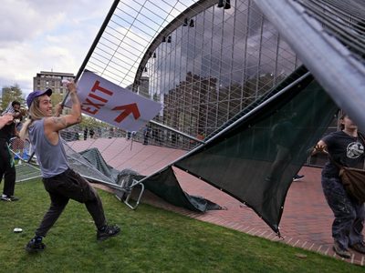 Manifestantes atraviesan barricada y retoman campamento propalestino en el MIT