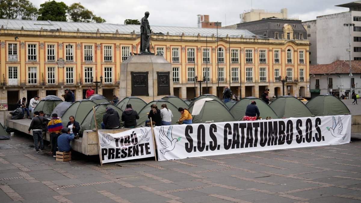 Residentes de Catatumbo acamparon en Bogotá en busca de ayuda. La guerra entre el ELN y las FARC ha desplazado a unas 40 mil personas