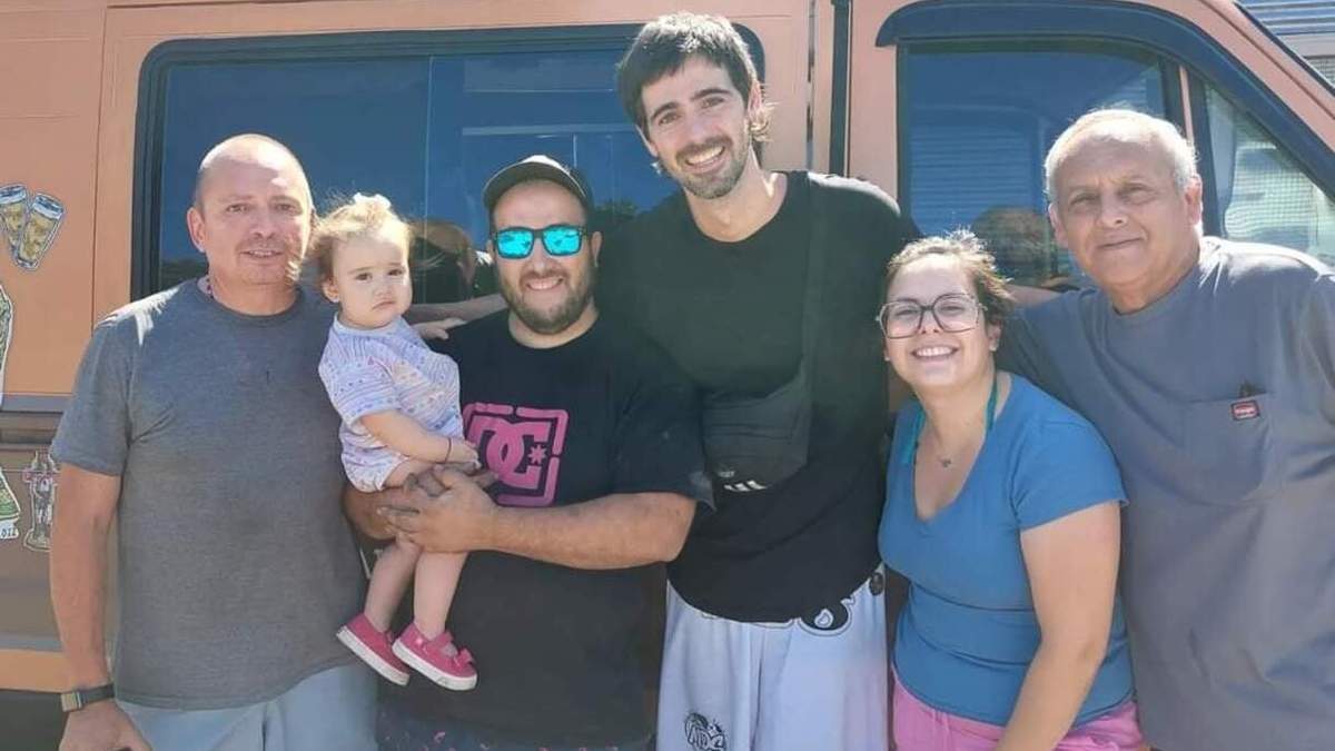 Los mecanicos de Plottier junto con los jovenes de Locos x el Asado. Fuente: (Facebook).