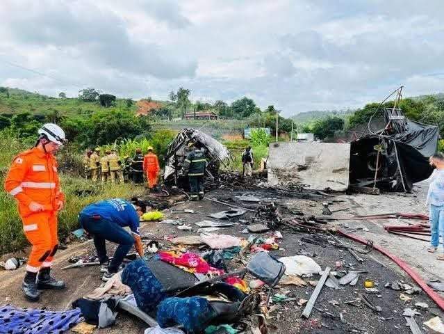 Mueren 38 personas en un choque entre un autobús de pasajeros y un camión en Brasil