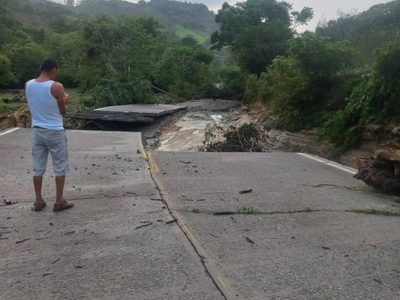 Más de mil damnificados y daños en carreteras de Puebla por el huracán Otis