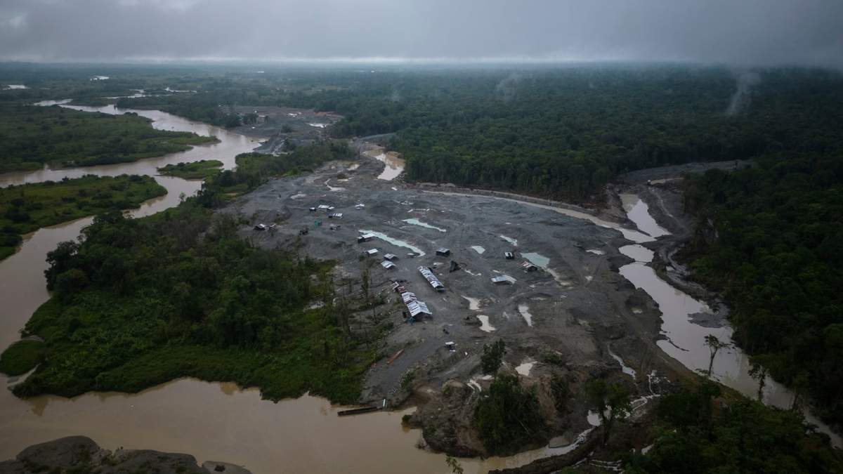 Un campamento de minería ilegal a lo largo del río Quito, el principal afluente del río Atrato, cerca de Paimado, Colombia, el 23 de septiembre de 2024