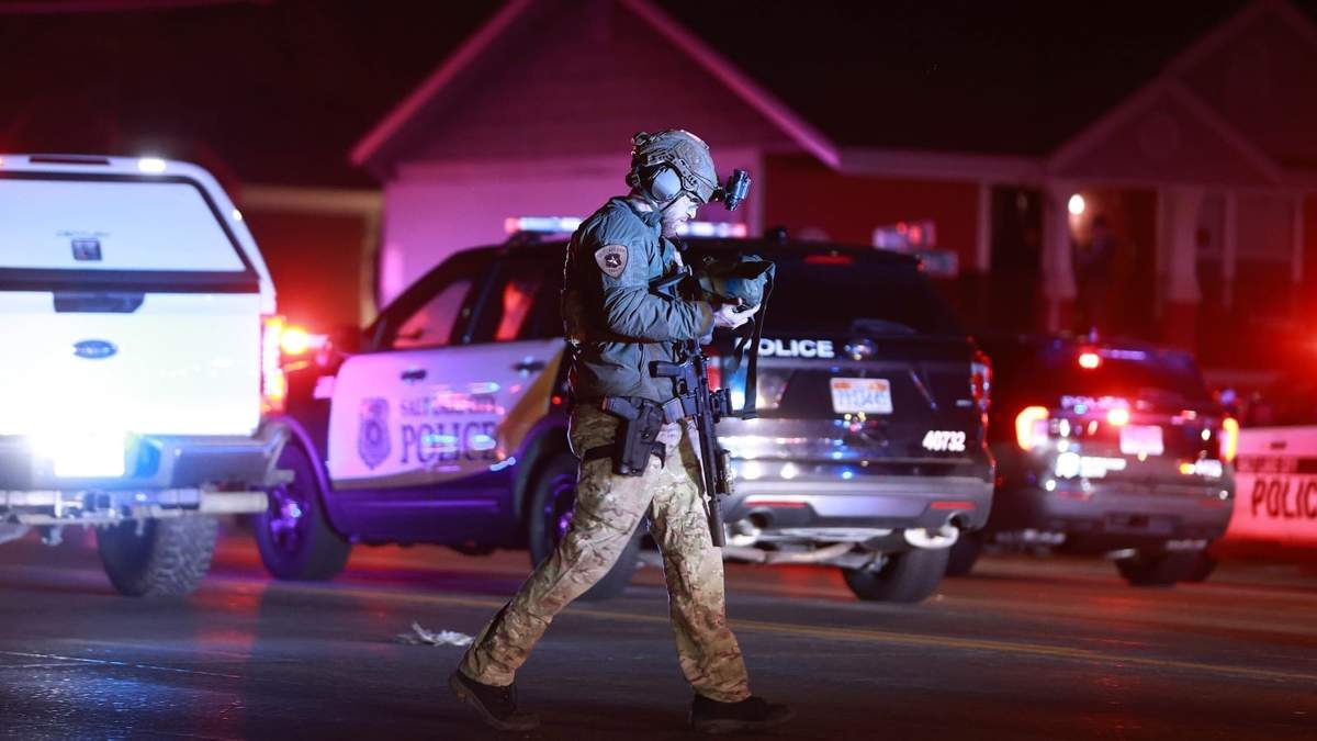 Policías responden a un tiroteo letal en el estacionamiento de una iglesia mormona en Salt Lake City
