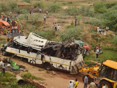 Fatal accidente en India: más de 30 personas fallecieron a bordo de un autobús