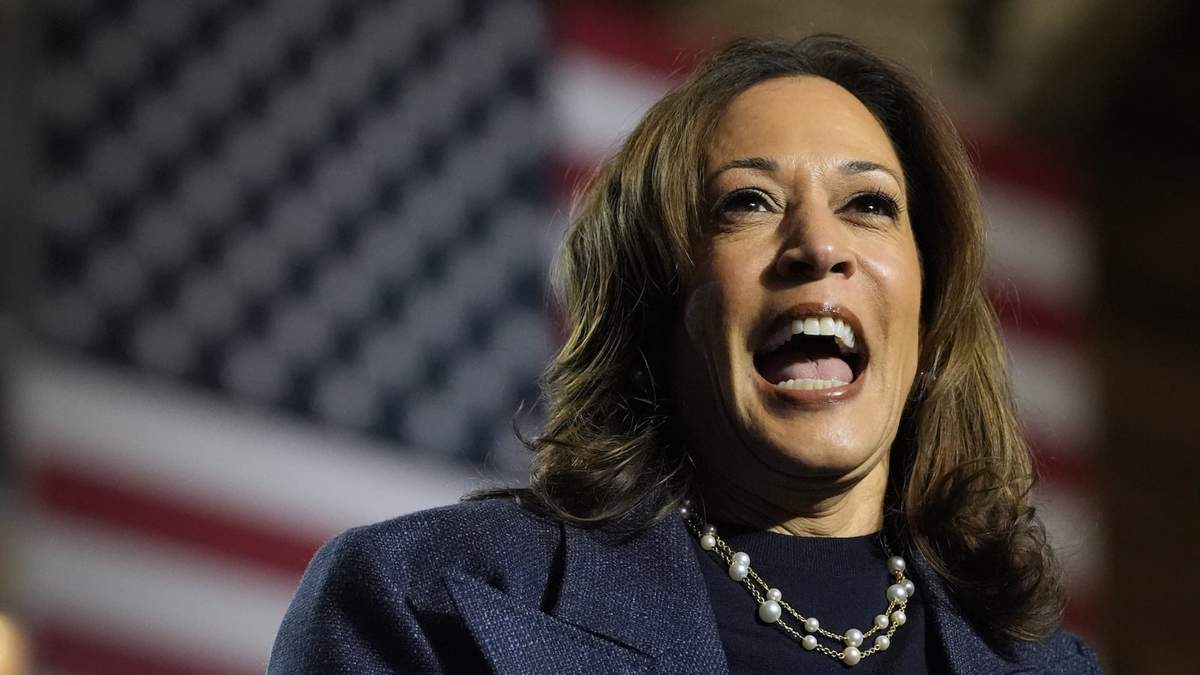 Kamala Harris habla durante un mitin de campaña en Jenison Field House, en el campus de la Universidad Estatal de Michigan