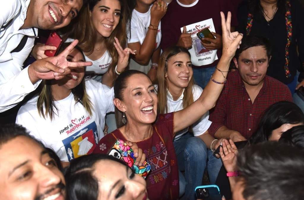 Claudia Sheinbaum, aspirante presidencial de Morena, con jóvenes en Toluca