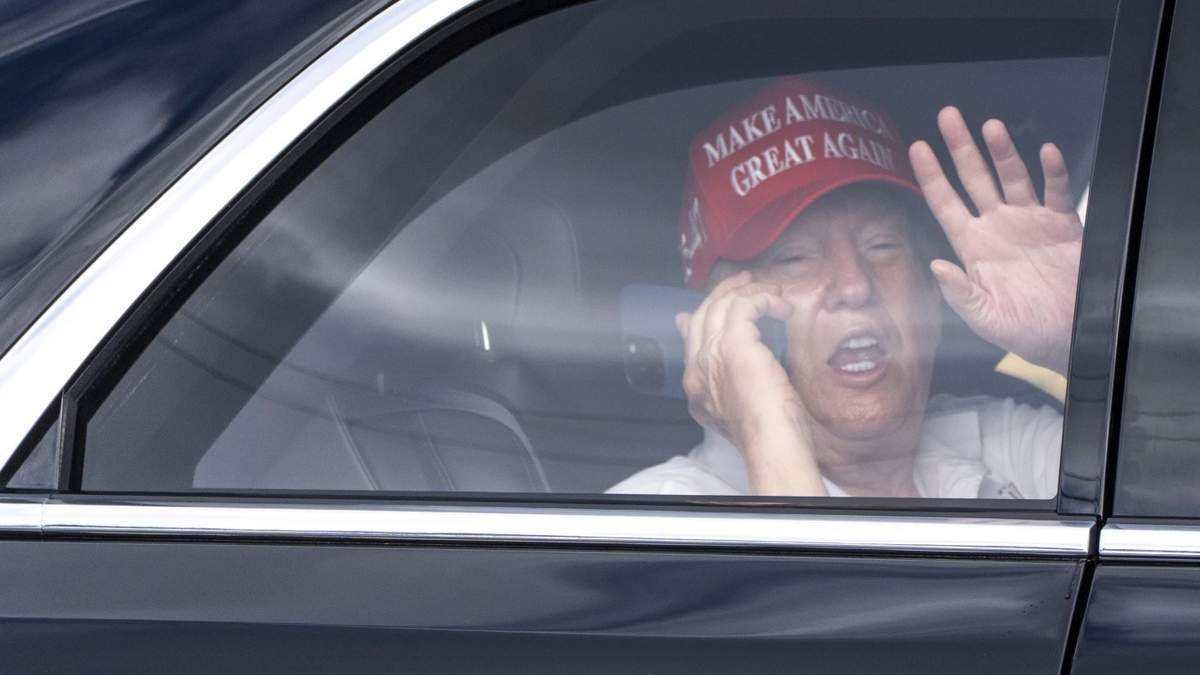 Mientras el mercado de valores se desploma por los aranceles, Trump pasa el día en su campo de golf