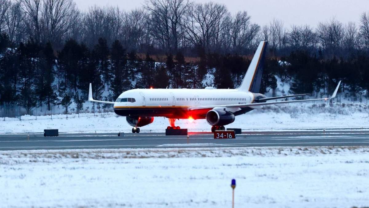 Un avión que transportaba al presidente venezolano capturado, Nicolás Maduro, aterriza en la Base Aérea Nacional Stewart de la Guardia Nacional en Newburgh, Nueva York