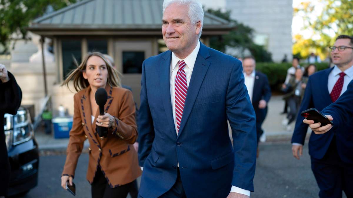 El representante republicano Tom Emmer sale de una reunión de legisladores republicanos en el Capitolio federal