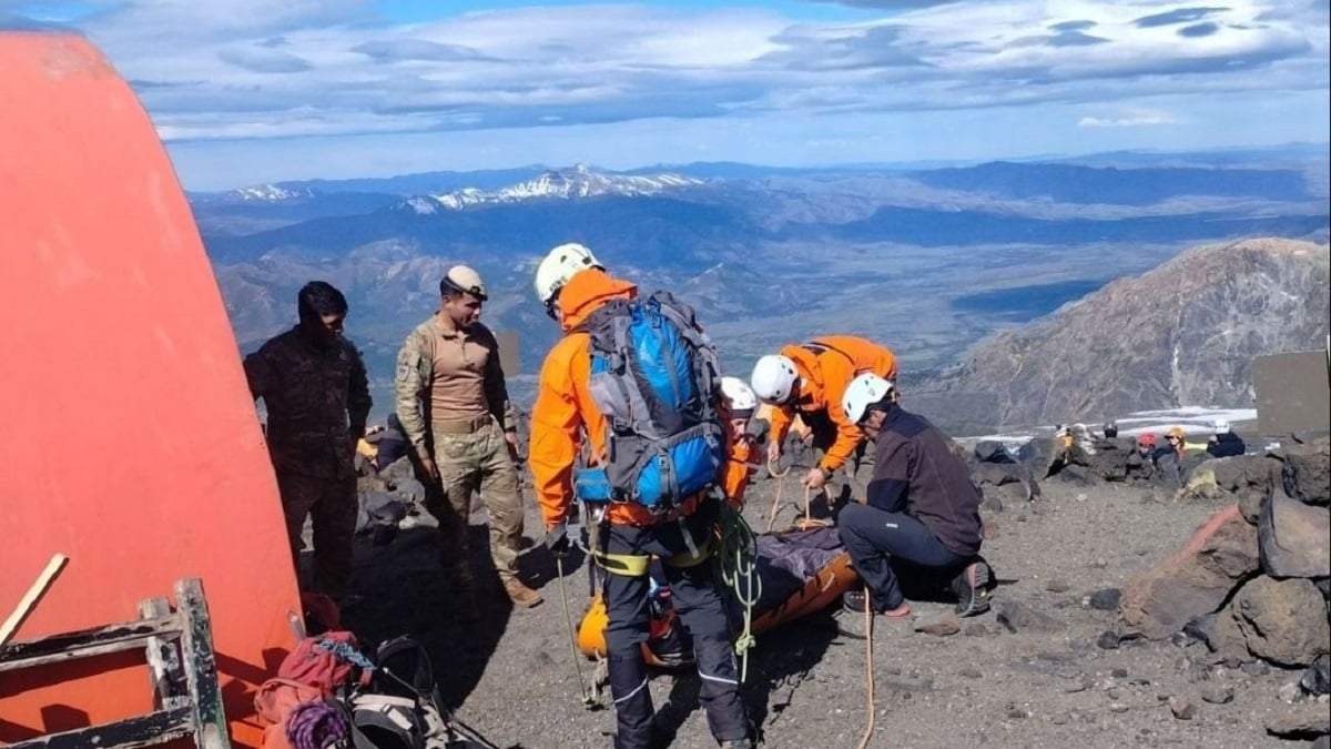 El rescate se realizó a 3.000 metros de altura en el volcán Lanín. Fuente: (Mejor Informado)