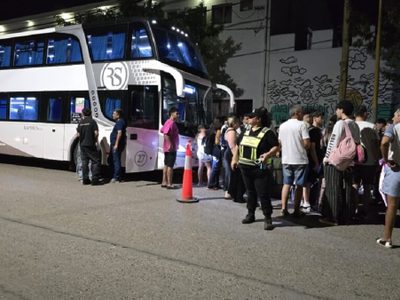 Escandaloso inicio de un viaje de egresados de chicos de Centenario