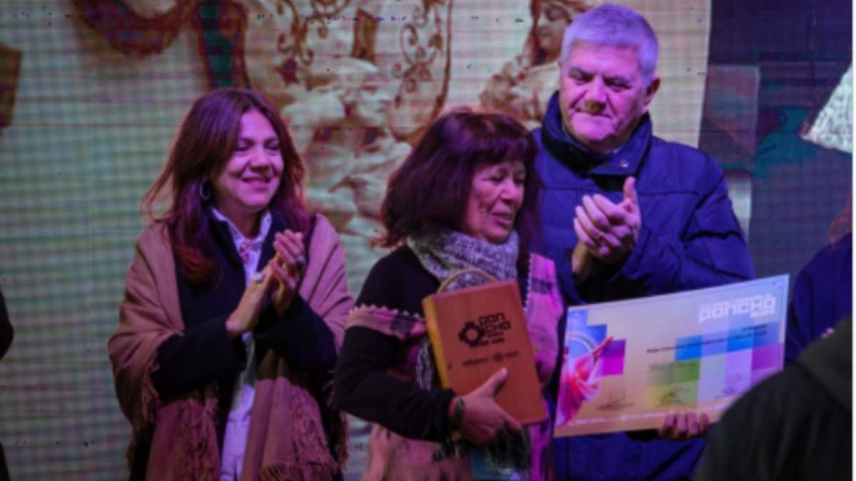 La artesana recibiendo su premio. Fuente: (Facebook)
