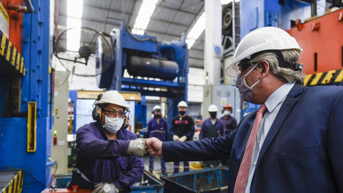 El presidente Alberto Fernández en una fabrica. Fuente: (Twitter)