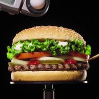La extraña estrategia comercial de Burger King que invita a comer en la competencia