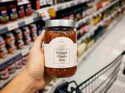 El truco de las abuelas para quitar las etiquetas de los frascos en el primer intento sin rayarlos