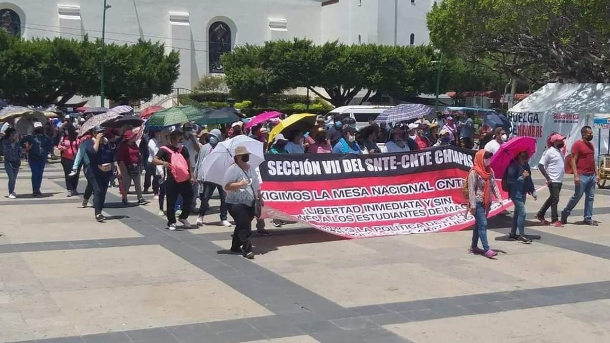 Maestros de la CNTE en la marcha